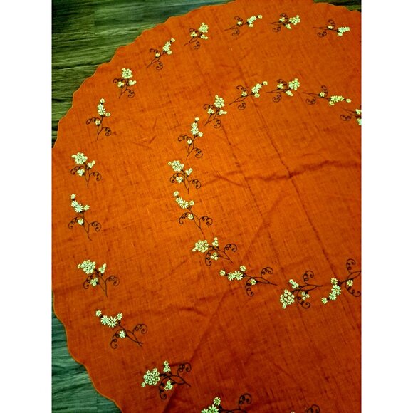 Round Embroidered Tablecloth Orange White Flowers Scalloped Edge 68" READ - Picture 3 of 7